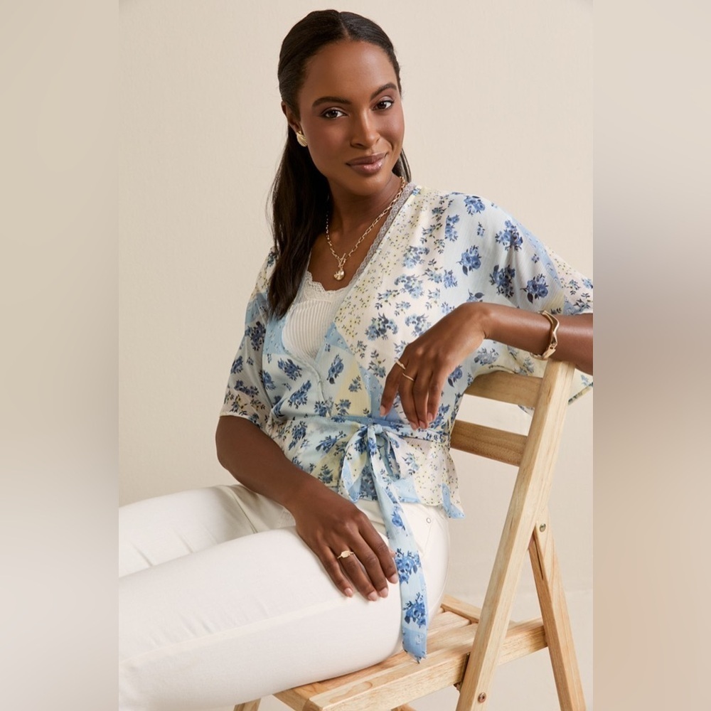 *NWT* Francesca’s Blue and Yellow Jill Floral Wrap Blouse Top, Size Medium - Picture 3 of 11